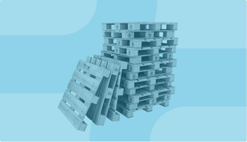 Photo de palettes de bois sur fond bleu clair.