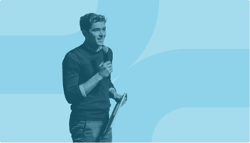 Photo de Maxime Huzar, cofondateur et PDG de Spacefill, sur fond bleu clair.