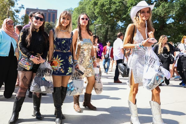 Fans de Taylor Swift portant des bottes de cowboys